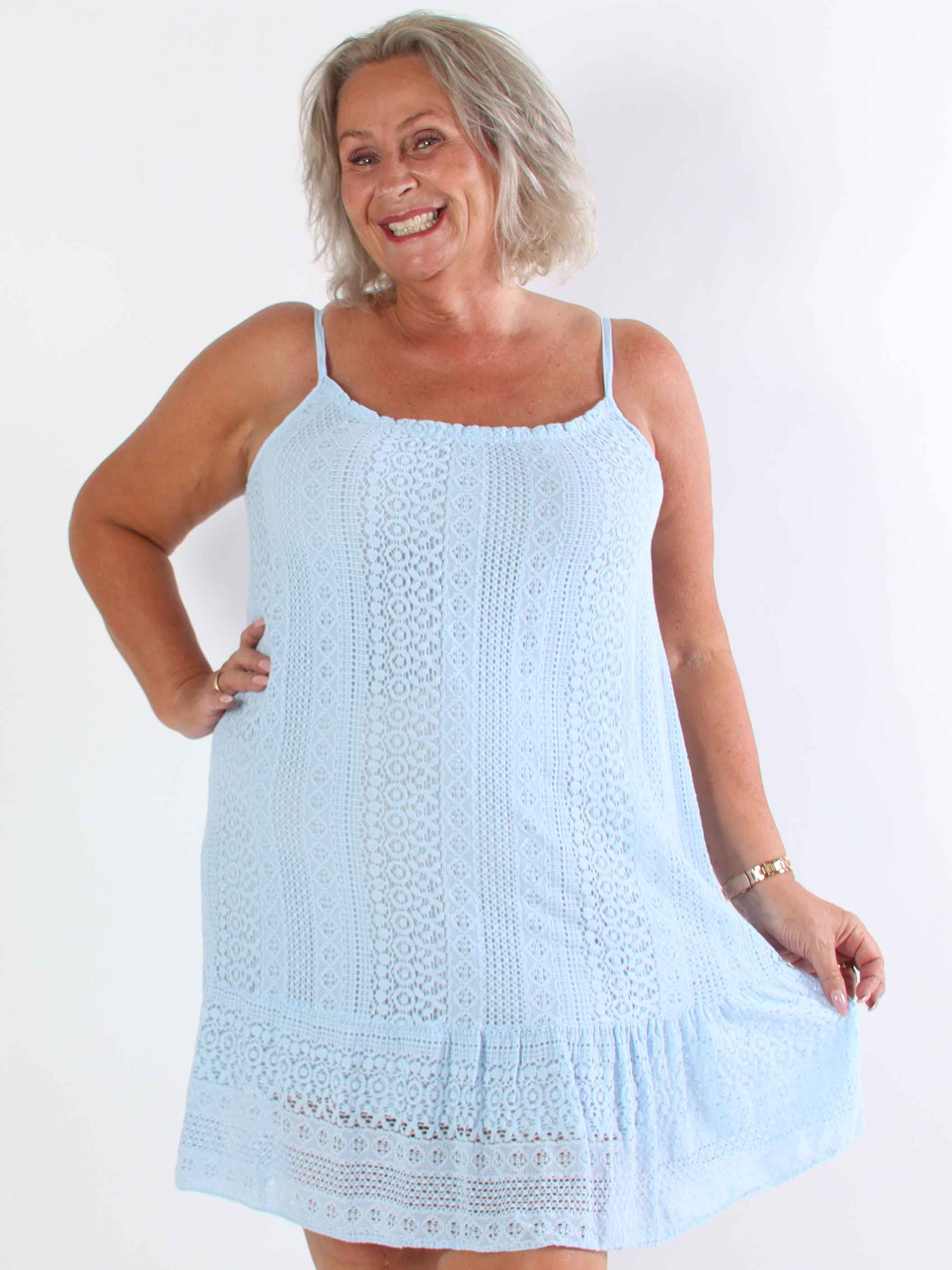 Galateia - Plus size stropkjole i blød blonde i bomuld
